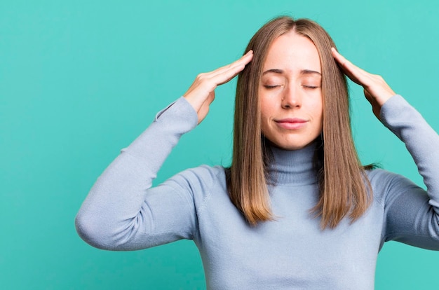 Avoir l'air concentré, réfléchi et inspiré, remue-méninges et imaginer avec les mains sur le front