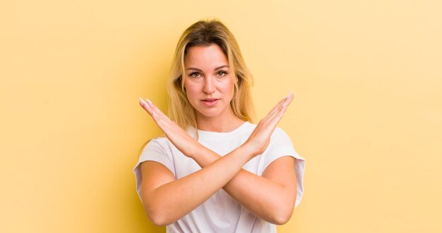 Avoir l'air ennuyé et malade de votre attitude en disant que suffisamment de mains croisées devant vous disent d'arrêter