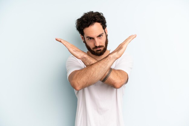 Avoir l'air ennuyé et malade de votre attitude en disant que suffisamment de mains croisées devant vous disent d'arrêter