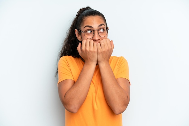 Avoir l'air inquiet, anxieux, stressé et effrayé, se ronger les ongles et regarder vers l'espace de copie latéral