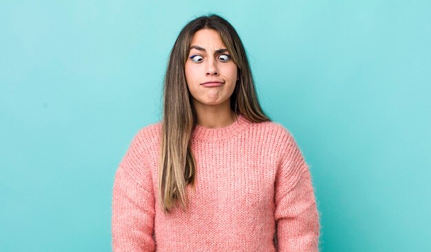 Avoir l'air maladroit et drôle avec une expression loufoque idiote qui plaisante et s'amuse