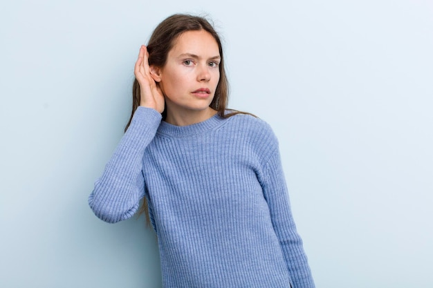 Avoir l'air sérieux et curieux d'écouter en essayant d'entendre une conversation secrète ou d'écouter des commérages