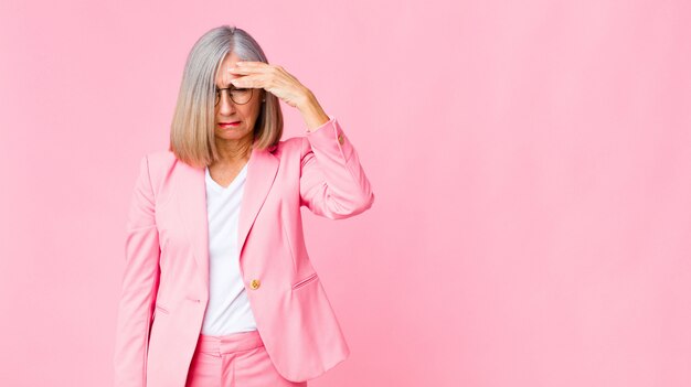 avoir l'air stressé, fatigué et frustré, sécher la sueur sur le front, se sentir désespéré et épuisé