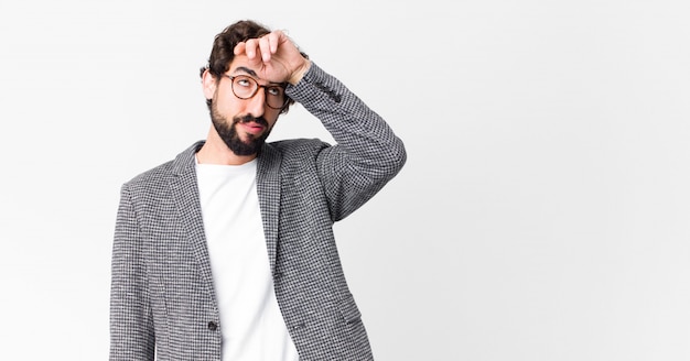 avoir l'air stressé, fatigué et frustré, sécher la sueur sur le front, se sentir désespéré et épuisé