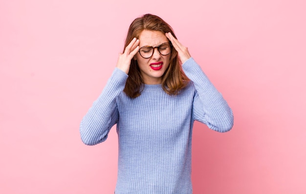 Avoir l'air stressé et frustré de travailler sous pression avec un mal de tête et des problèmes