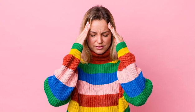 Avoir l'air stressé et frustré de travailler sous pression avec un mal de tête et des problèmes