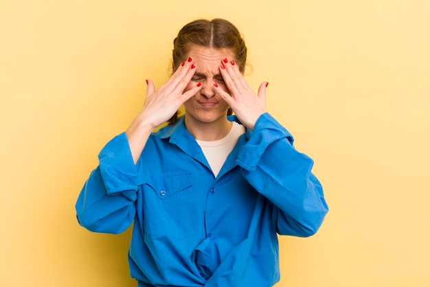 Avoir l'air stressé et frustré de travailler sous pression avec un mal de tête et des problèmes