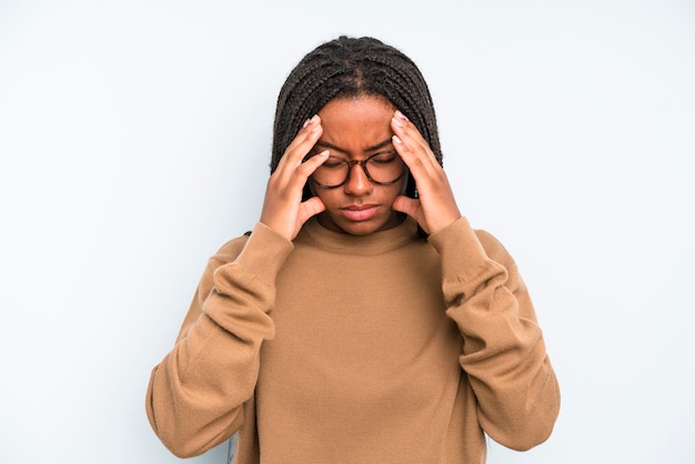 Avoir l'air stressé et frustré de travailler sous pression avec un mal de tête et des problèmes