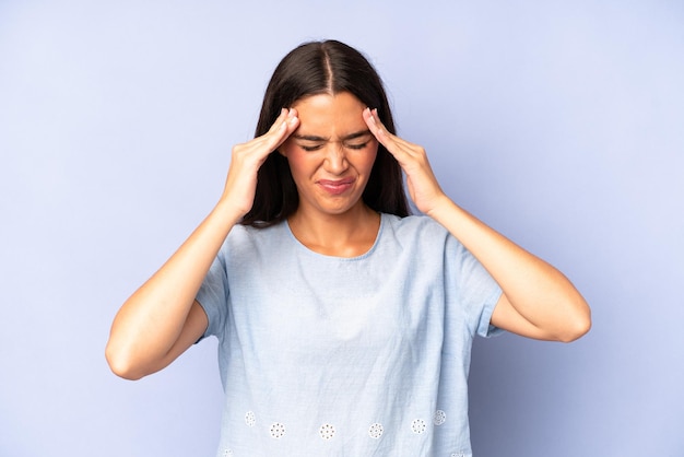 Avoir l'air stressé et frustré de travailler sous pression avec un mal de tête et des problèmes