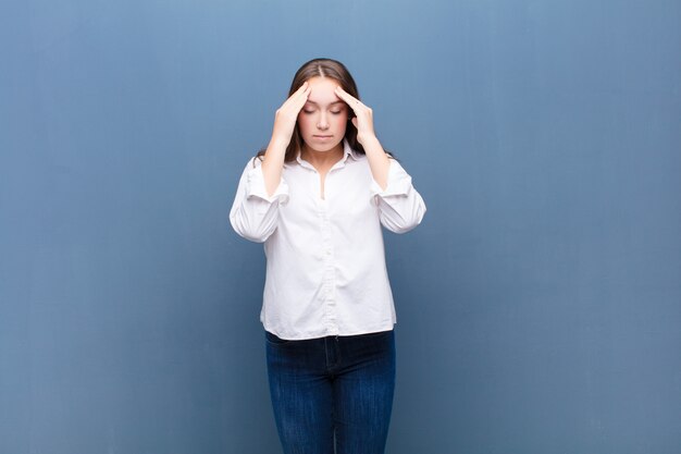 avoir l'air stressé et frustré, travailler sous pression avec des maux de tête et des problèmes