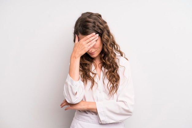 Avoir l'air stressé, honteux ou contrarié par un mal de tête couvrant le visage avec la main