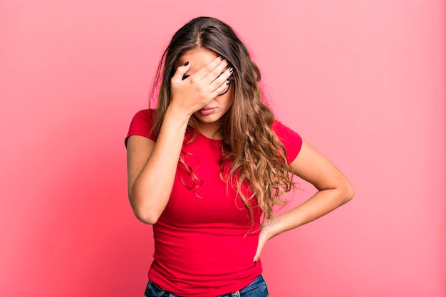 Avoir l'air stressé, honteux ou contrarié par un mal de tête couvrant le visage avec la main