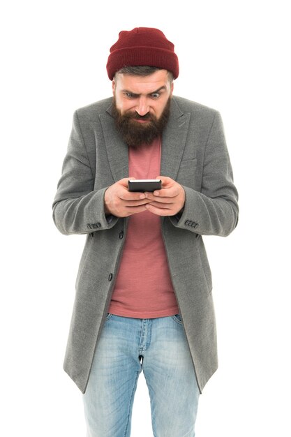 Avoir un blog lors de vos déplacements. Homme barbu écrivant un nouveau billet de blog à partir d'un smartphone. Blogueur gardant un blog privé. Publication de hipster sur un réseau social en ligne ou un blog sur un appareil mobile.