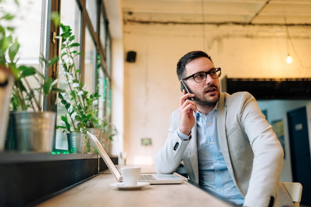 Avoir un coup de téléphone au café.