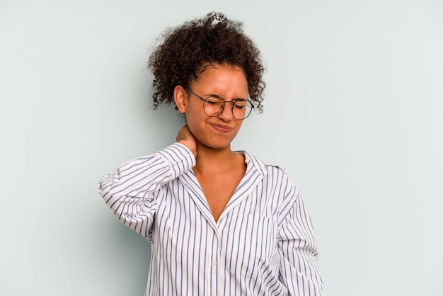 Photo avoir une douleur au cou due au massage du stress et le toucher avec la main