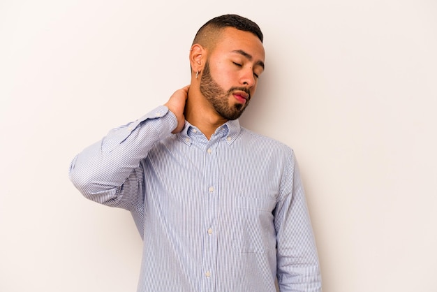 Avoir une douleur au cou due au massage du stress et le toucher avec la main