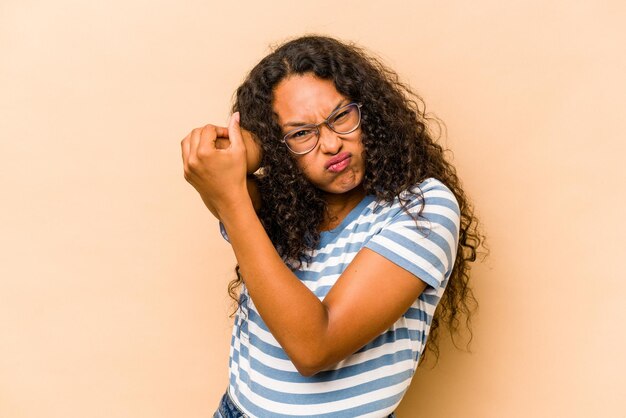 Avoir une douleur au cou due au massage du stress et le toucher avec la main