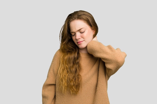 Avoir une douleur au cou due au massage du stress et le toucher avec la main