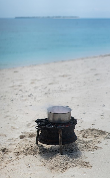 Avoir de la joie sur le sable de la plage en préparant la nourriture