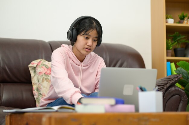 avoir une leçon en ligne.Les enfants asiatiques auto-apprentissage avec e-learning à la maison. Éducation en ligne et concept d'auto-apprentissage et d'enseignement à la maison.