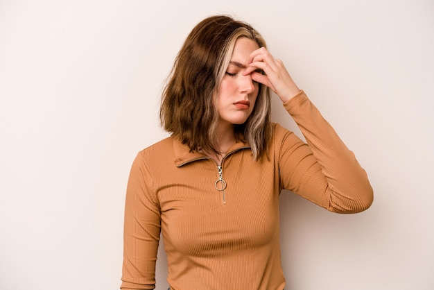 Avoir un mal de tête touchant le devant du visage
