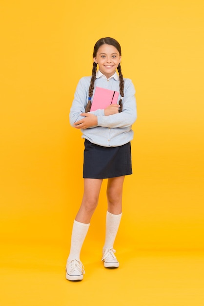 Axé sur l'éducation. KId girl étudiante assidue aime étudier. Étudier à l'école secondaire. Enseignement à domicile et cours particuliers. Adorable écolière enfant. L'éducation formelle. Bases de l'enseignement scolaire.