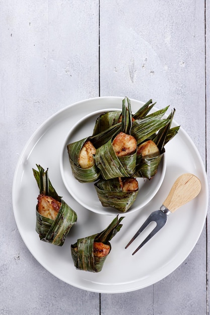 Ayam Goreng Daun Pandan ou poulet pandan thaïlandais est du poulet frit enveloppé dans des feuilles de pandan