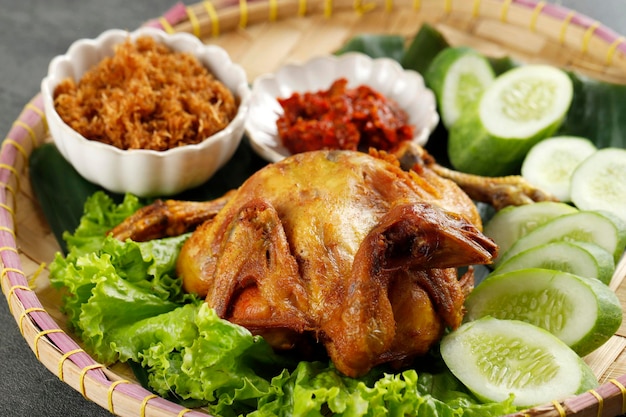 Ayam goreng lengkuas poulet entier frit avec du galangal serundeng déchiqueté et du sambal épicé