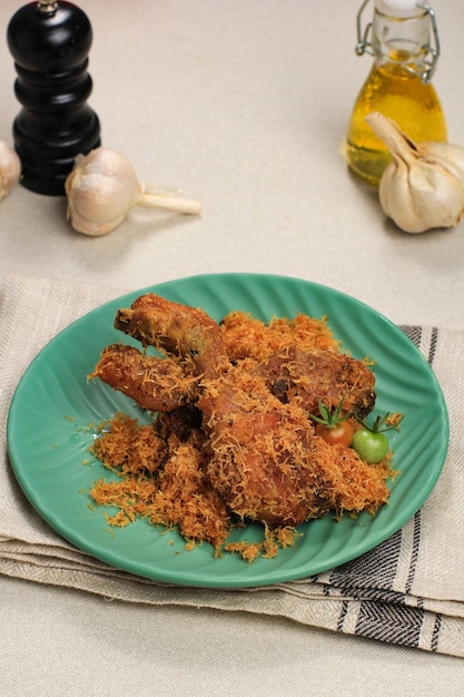 Ayam Serundeng, recette de poulet frit traditionnel indonésien avec noix de coco râpée.