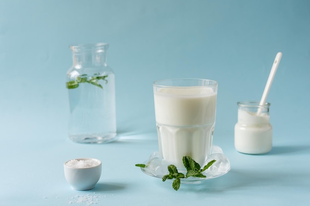 Ayran est une boisson rafraîchissante populaire du Moyen-Orient à base de yaourt, d'eau et de sel