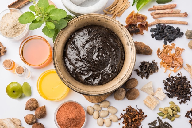 Ayurvedic Chyawanprash est un puissant booster d'immunité OU un supplément de santé naturel. Servi dans un bol antique avec des ingrédients, sur fond de mauvaise humeur, mise au point sélective