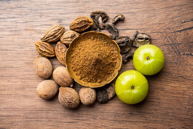 Photo ayurvédique triphala churan ou poudre de trifala est un ancien médicament pour l'indigestion des intestins