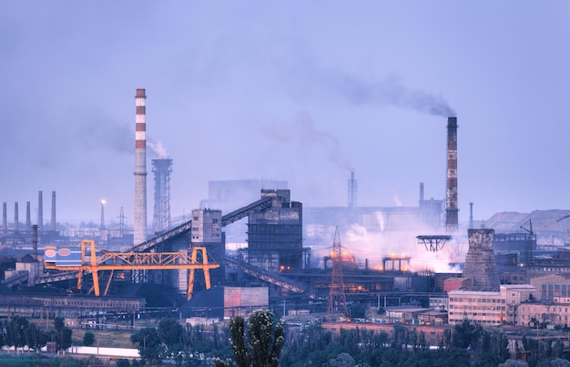 Azovstal à Marioupol Ukraine avant la guerre Usine sidérurgique de nuit Usine sidérurgique avec cheminées Aciérie sidérurgie Industrie lourde Paysage industriel avec moissonneuse-batteuse métallurgique fume des lumières