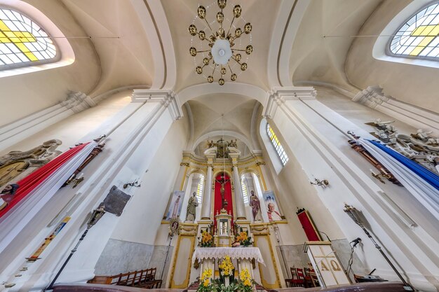 BÉLARUS AOÛT 2019 dôme intérieur et regardant vers le haut dans une ancienne église catholique gothique ou baroque plafond et voûte et autel