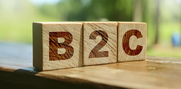 B2C sur des cubes en bois sur une table en bois à l'extérieur Summer nature Business concept