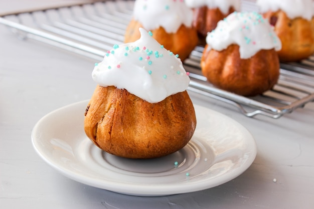 Le baba au rhum est une confiserie à base de pâte de levure sucrée.