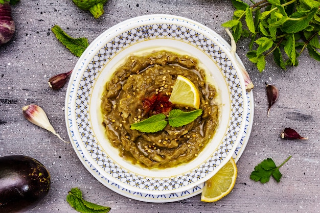 Baba ganoush aux aubergines dans un bol