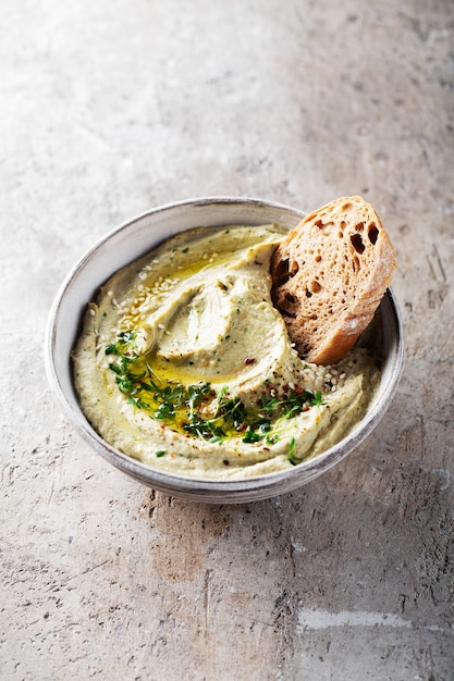 Photo baba ghanoush babaganoush ou houmous d'aubergine sur le bol avec du pain