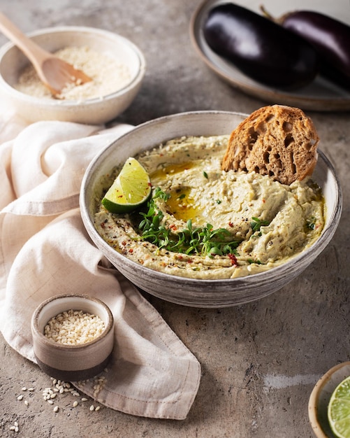 Photo baba ghanoush babaganoush ou houmous d'aubergine sur le bol avec du pain