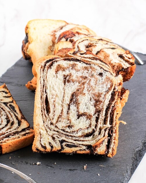 Babka au chocolat ou pain brioché. Farcie à la crème de noisettes choco.