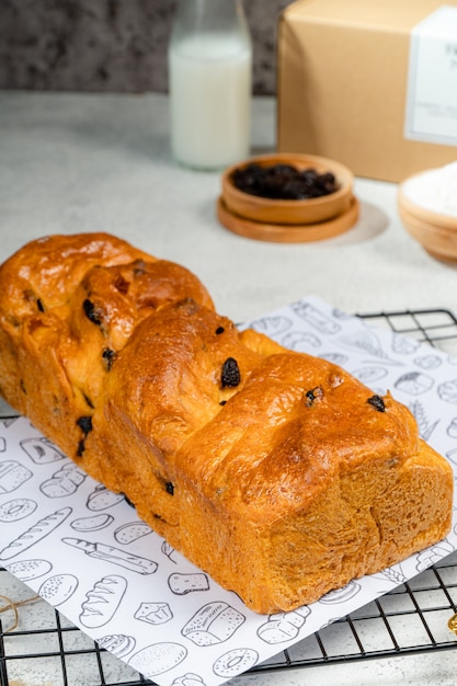 un Babka au chocolat ou un pain brioché fraîchement sorti du four