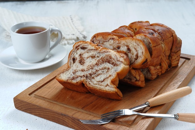 Babka au chocolat ou pain brioché-pain tourbillon de chocolat, tranché sur fond blanc.