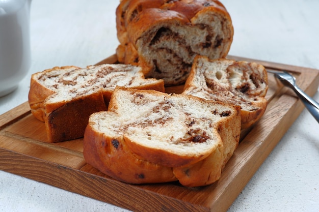 Babka au chocolat ou pain brioché-pain tourbillon de chocolat, tranché sur fond blanc.