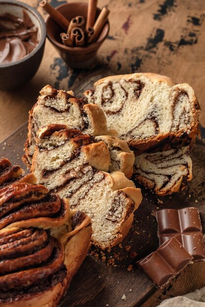 Babka au chocolat ou pain brioché Pâtisserie à la levure sucrée maison pain tourbillon au chocolat tranché sur fond de bois