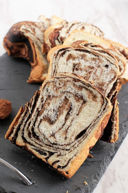 Babka en tranches sur plaque de pierre