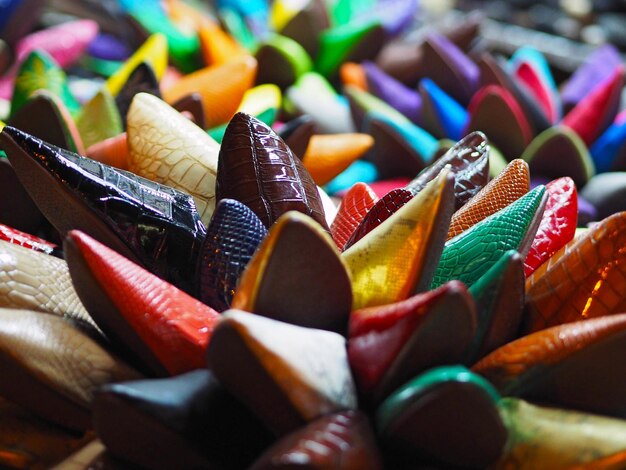 Photo des babouches colorées à vendre au marché