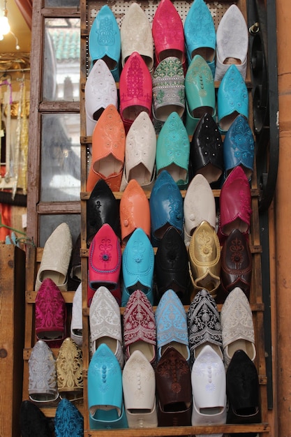 Photo des babouches colorées à vendre dans les magasins