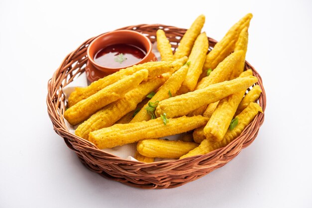 Photo baby corn frite croustillant pakoda pakora ou baby corn fritters servi avec du ketchup nourriture indienne