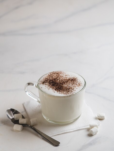 Babyccino sur table en marbre, espace copie