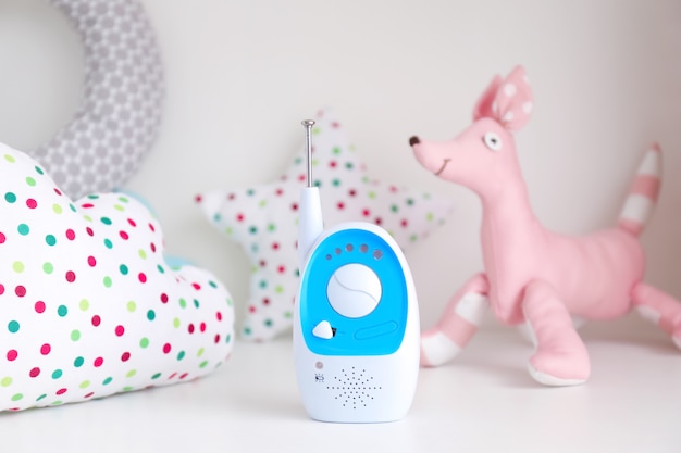 Babyphone et jouets sur étagère